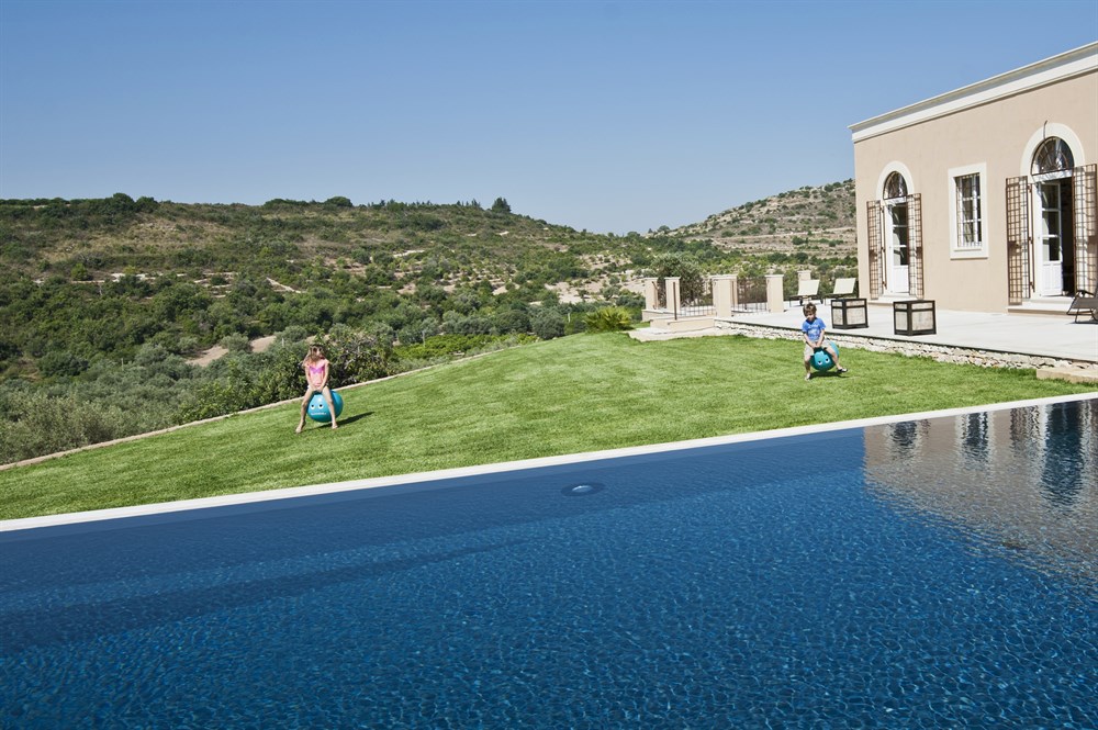 img:https://www.thethinkingtraveller.com/media/Resized/SICILY%20villas/Casa%20Luza/AUG%202017/1000/DSC_2450.jpg 